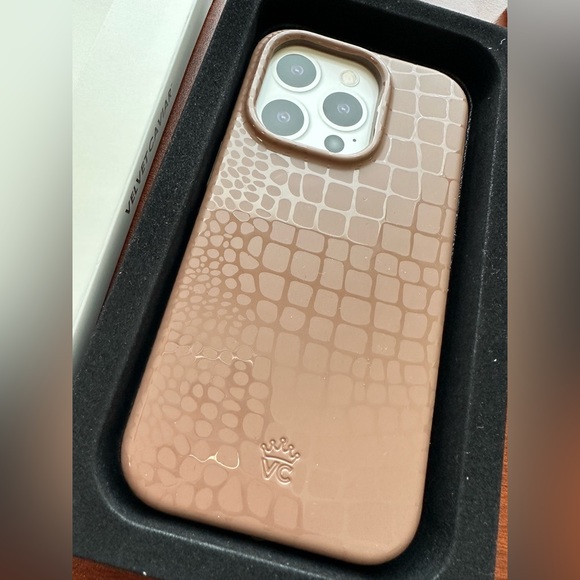 Velvet Caviar iPhone 14 pro Case + MagSafe ring - Picture 2 of 5